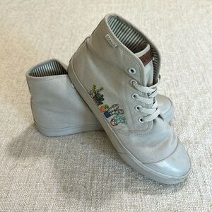 Bangs High Top Sneakers Light Grey Embroidered